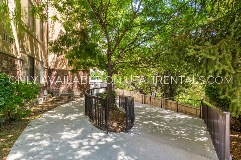 Private Room in Lanai complex property image