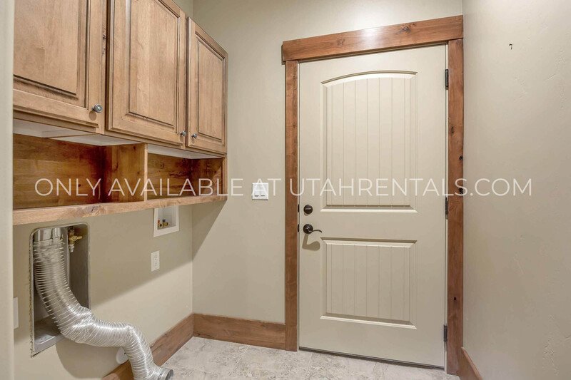 Beautifully Upgraded 3-Bed, 3-Bath Townhome at Park's Edge property image