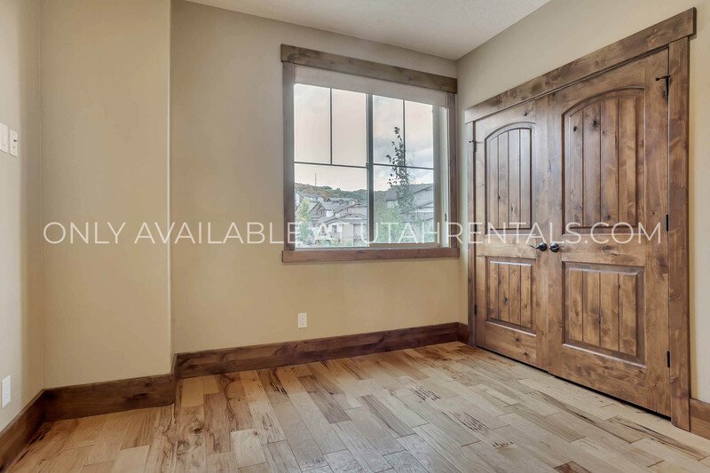 Beautifully Upgraded 3-Bed, 3-Bath Townhome at Park's Edge property image