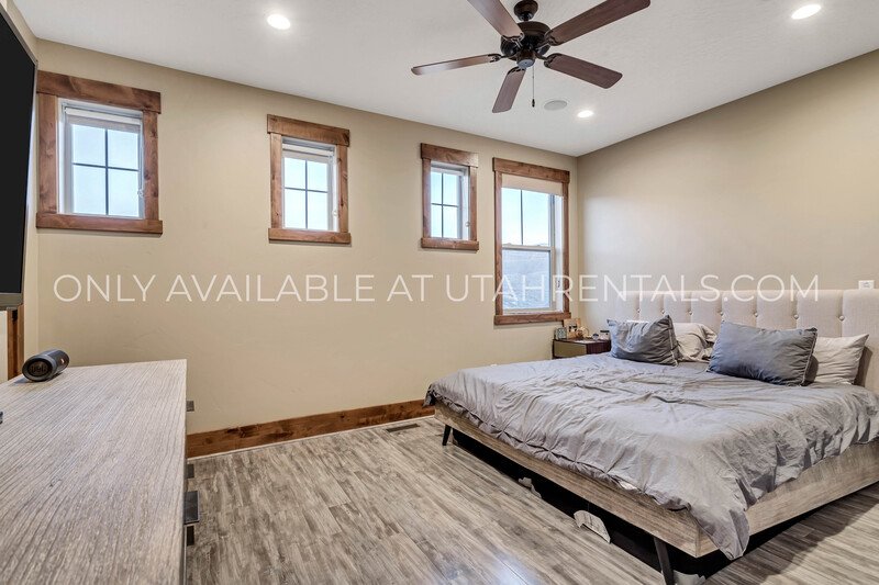 Beautifully Upgraded 3-Bed, 3-Bath Townhome at Park's Edge property image