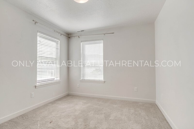 PET FRIENDLY END ROW TOWNHOME IN EVANS RANCH property image