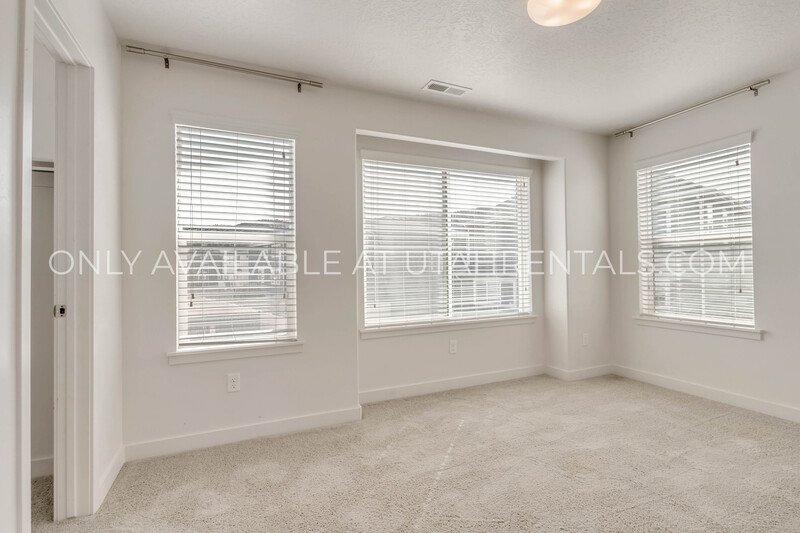 PET FRIENDLY END ROW TOWNHOME IN EVANS RANCH property image