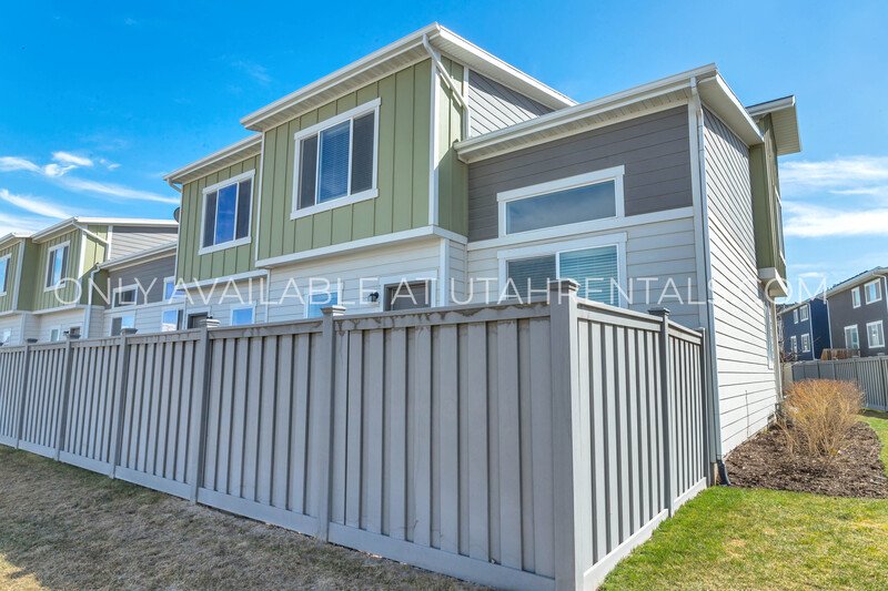 PET FRIENDLY END ROW TOWNHOME IN EVANS RANCH property image