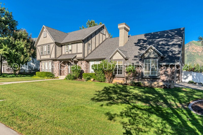 Modern Luxury Living at 960 N East View property image