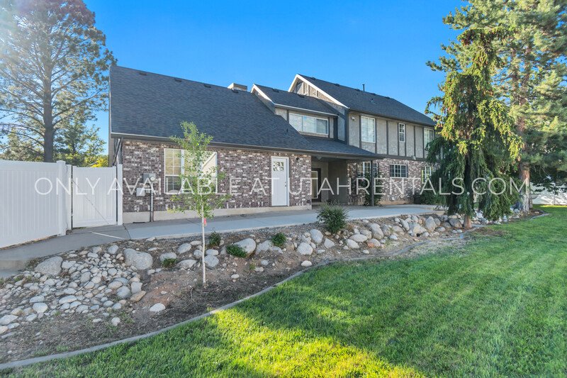 Modern Luxury Living at 960 N East View property image