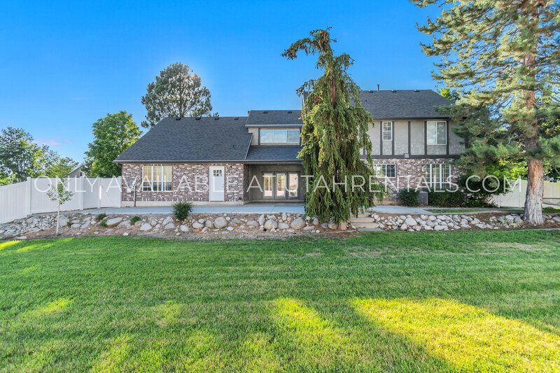 Modern Luxury Living at 960 N East View property image