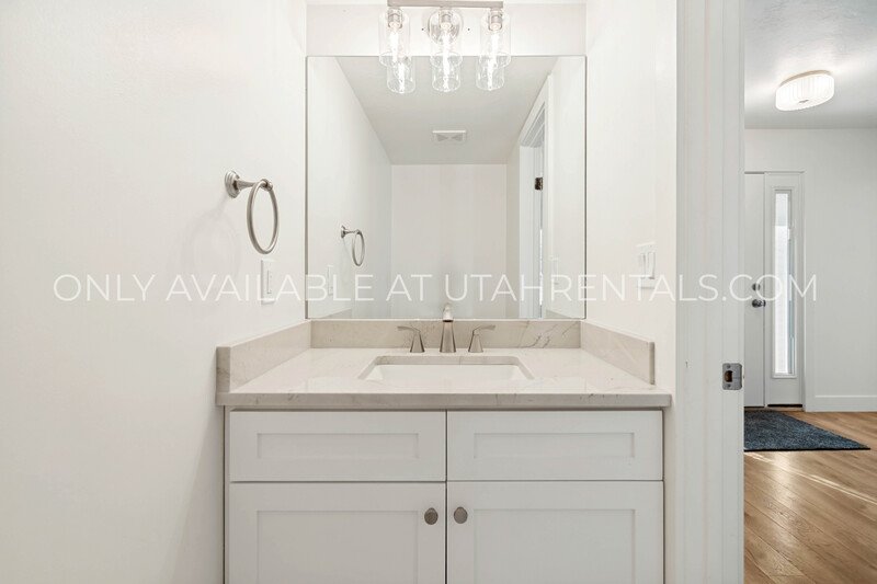 Modern Luxury Living at 960 N East View property image