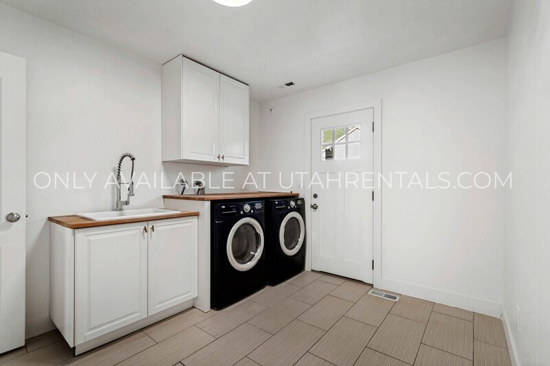 Modern Luxury Living at 960 N East View property image