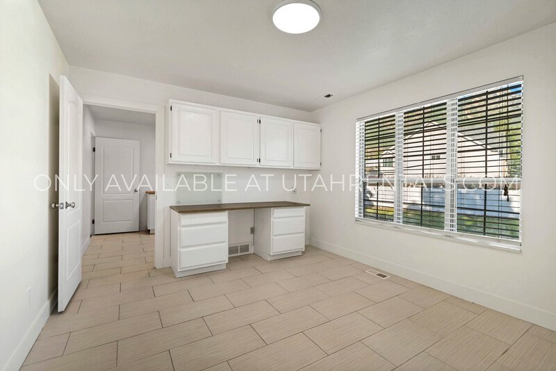 Modern Luxury Living at 960 N East View property image