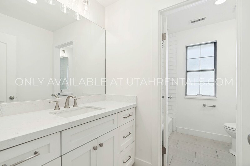 Modern Luxury Living at 960 N East View property image