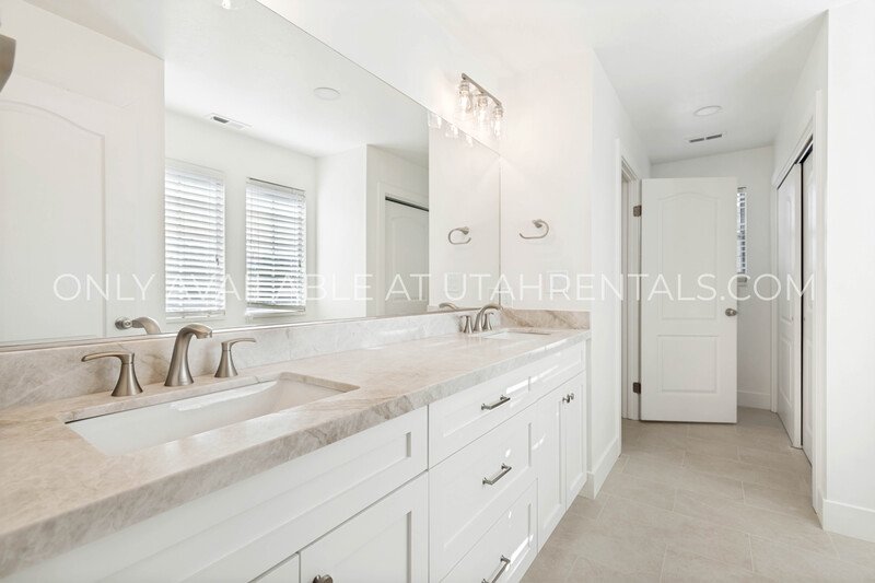 Modern Luxury Living at 960 N East View property image