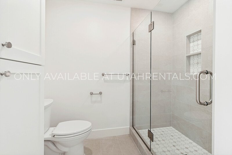 Modern Luxury Living at 960 N East View property image