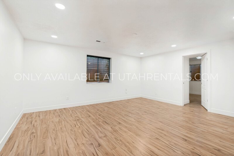 Modern Luxury Living at 960 N East View property image