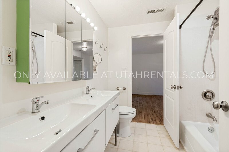 Modern Luxury Living at 960 N East View property image