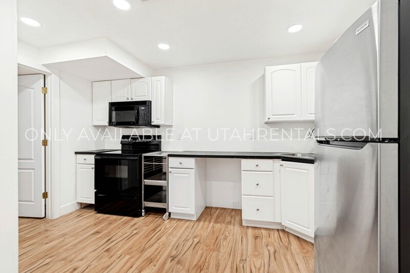 Modern Luxury Living at 960 N East View property image