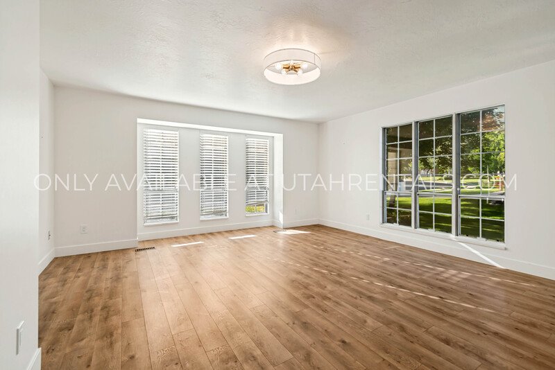 Modern Luxury Living at 960 N East View property image