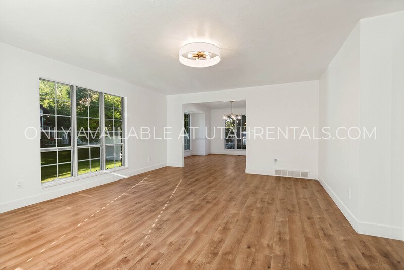 Modern Luxury Living at 960 N East View property image