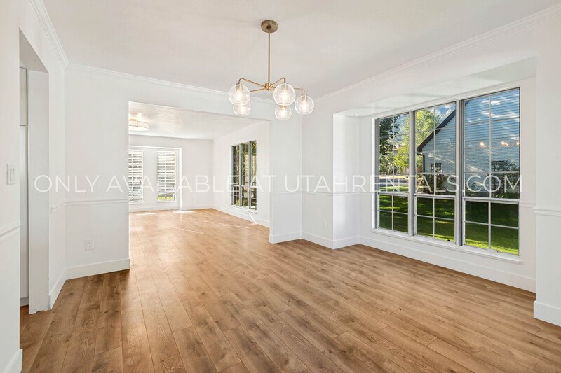 Modern Luxury Living at 960 N East View property image