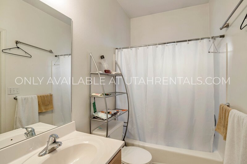 Private Room at Belmont 323 property image