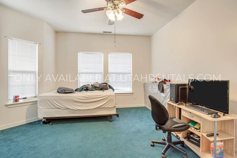 Private Room at Belmont 323 property image