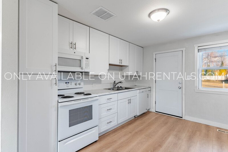 Charming & Spacious 2-Bedroom Home with Stunning Mountain Views! property image
