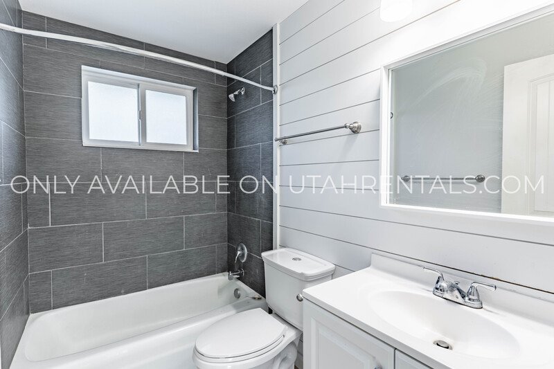 Charming & Spacious 2-Bedroom Home with Stunning Mountain Views! property image