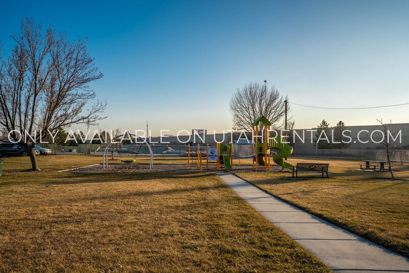 Charming & Spacious 2-Bedroom Home with Stunning Mountain Views! property image