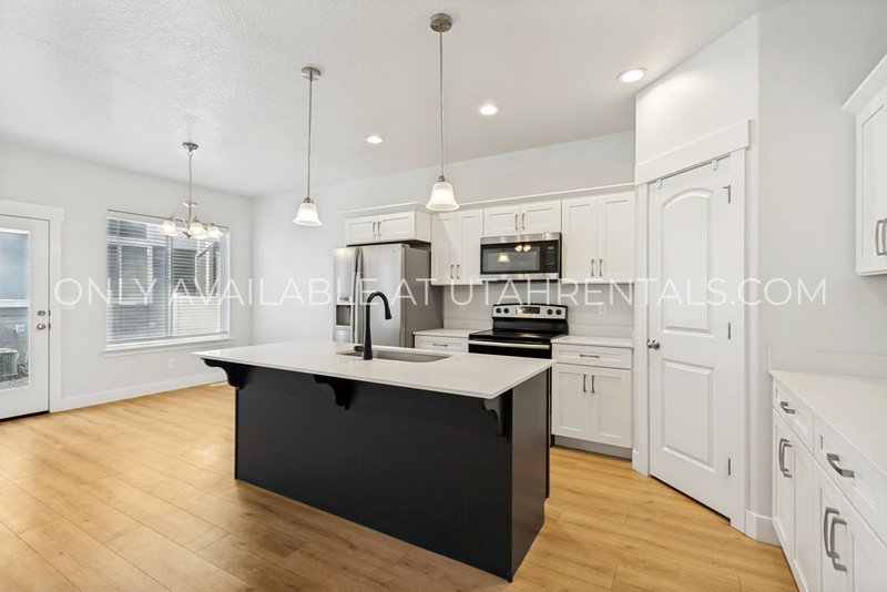 Stunning 4-Bedroom Home in Lehi property image