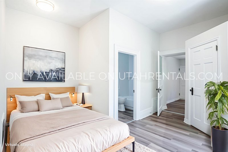 !Move In Special! Large Renovated 1 bedroom and 1 Office Space- 1 bath Apartment Walking Dista property image
