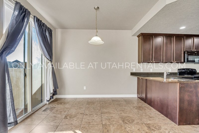 Stunning Lehi End-Unit Townhouse with Mountain Views! property image