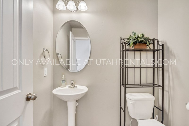 Stunning Lehi End-Unit Townhouse with Mountain Views! property image