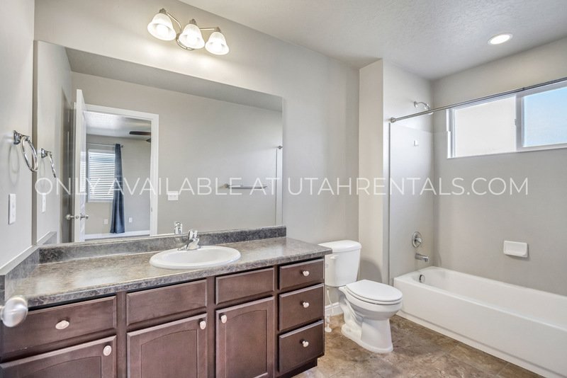 Stunning Lehi End-Unit Townhouse with Mountain Views! property image
