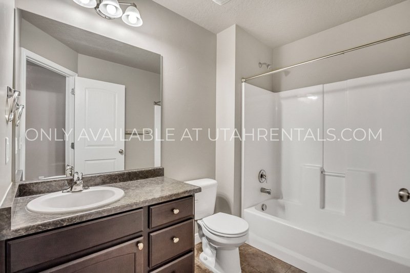 Stunning Lehi End-Unit Townhouse with Mountain Views! property image