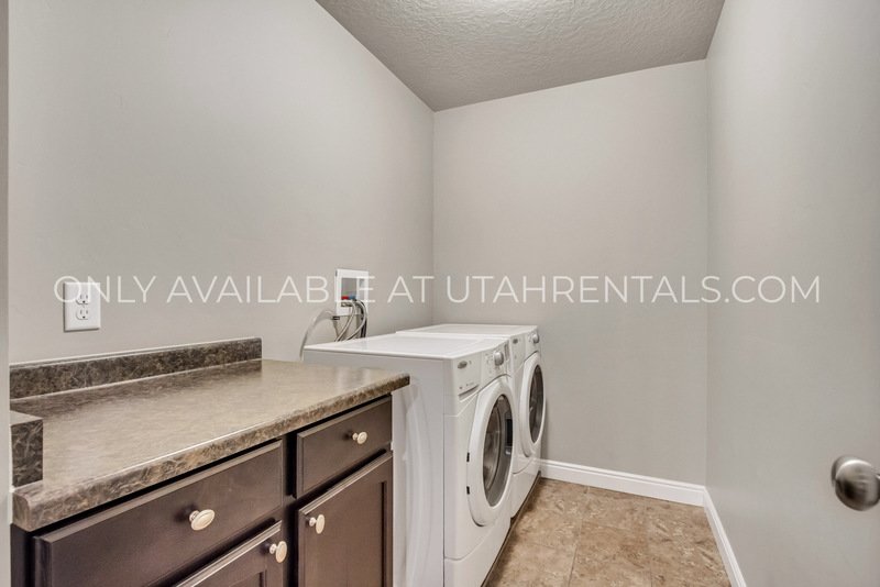 Stunning Lehi End-Unit Townhouse with Mountain Views! property image