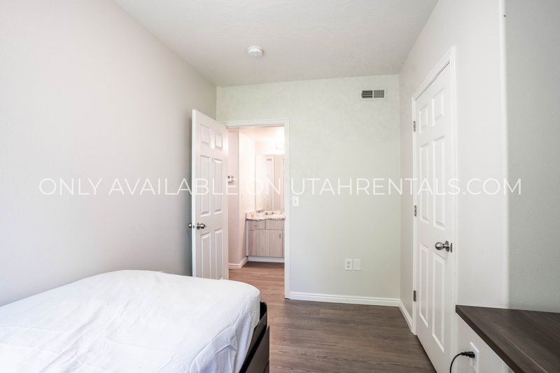 2 Luxury Private Rooms Available at Lanai E2 property image