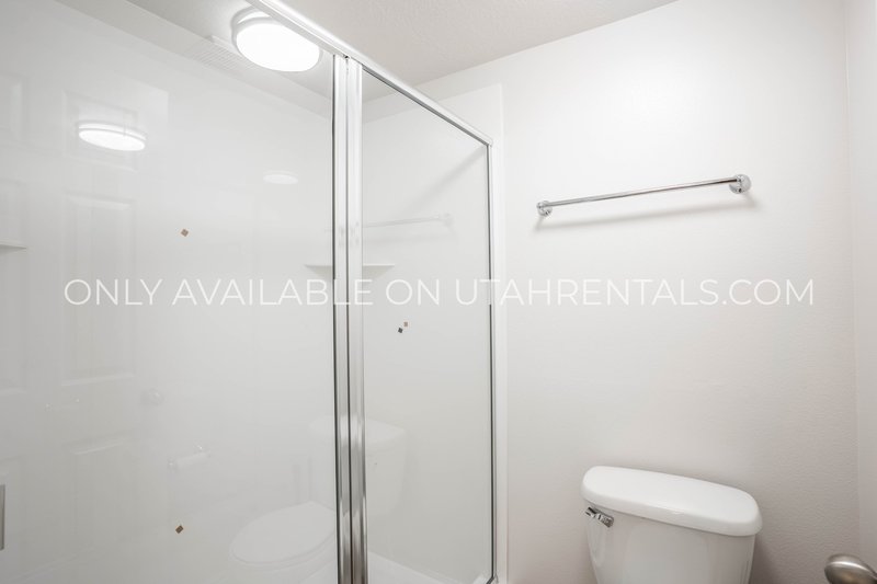 2 Luxury Private Rooms Available at Lanai E2 property image