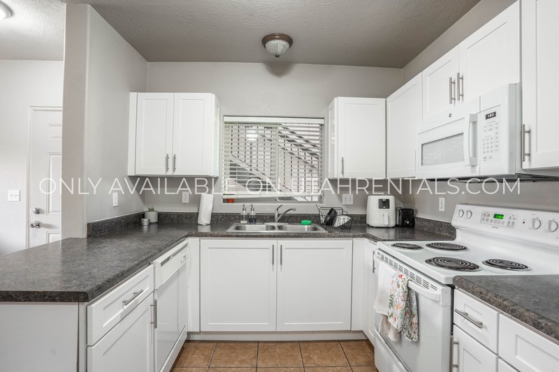 Three Private Bedrooms Available in First Floor Apartment property image