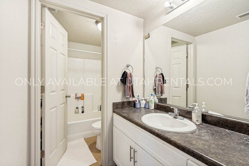 Three Private Bedrooms Available in First Floor Apartment property image