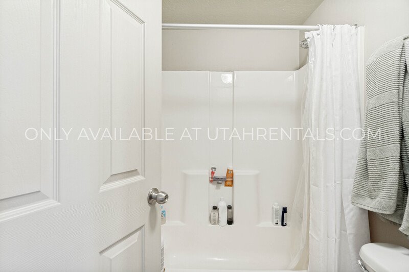Three Private Bedrooms Available in First Floor Apartment property image