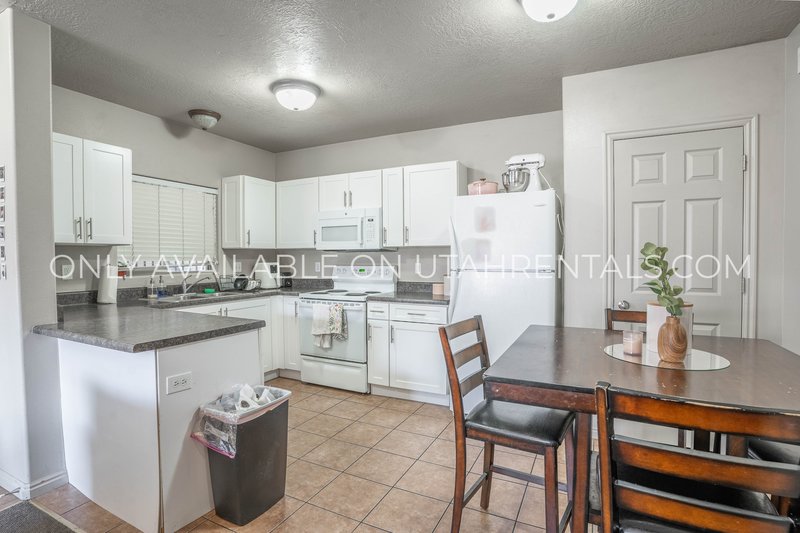 Three Private Bedrooms Available in First Floor Apartment property image