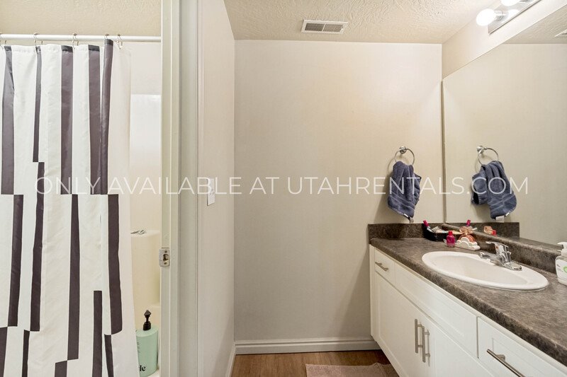 Three Private Bedrooms Available in First Floor Apartment property image
