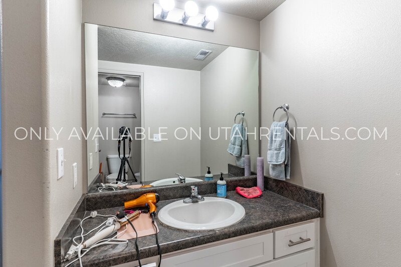 Three Private Bedrooms Available in First Floor Apartment property image