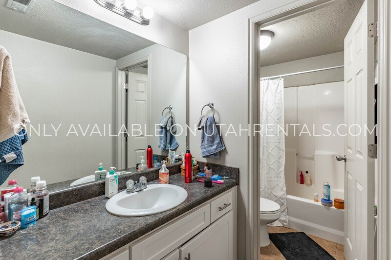 Three Private Bedrooms Available in First Floor Apartment property image