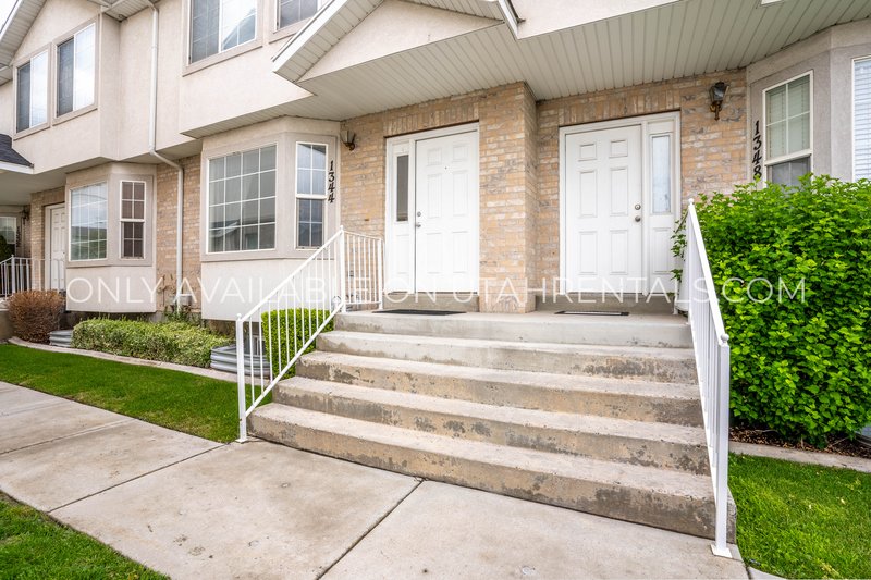 5 Bed 3.5 Bath Townhome in Deer Haven! property image