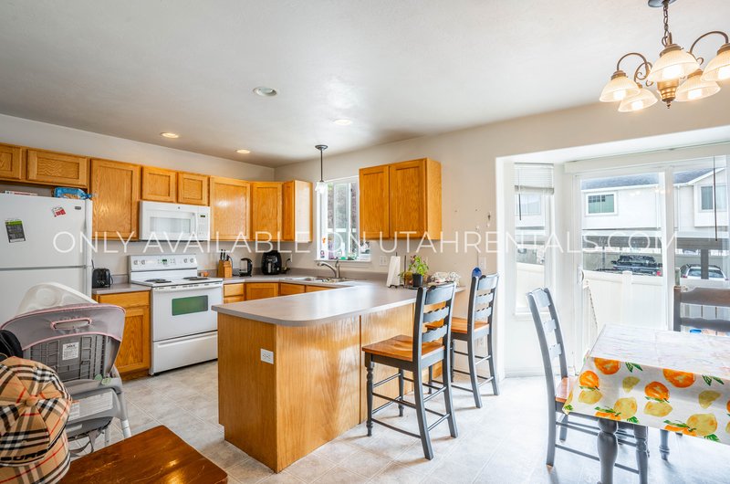 5 Bed 3.5 Bath Townhome in Deer Haven! property image