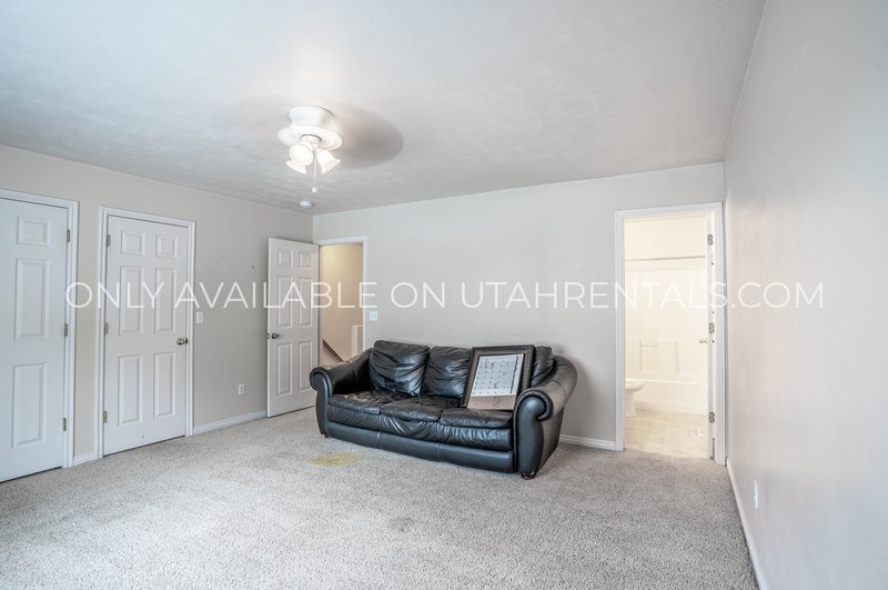 5 Bed 3.5 Bath Townhome in Deer Haven! property image