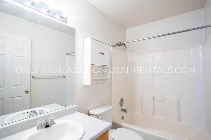 5 Bed 3.5 Bath Townhome in Deer Haven! property image