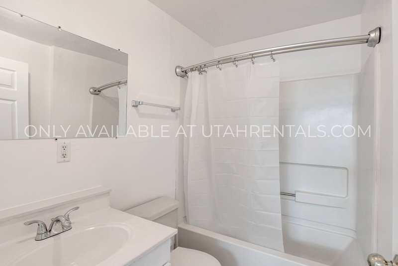 Spacious Basement Unit In Mapleton Home property image