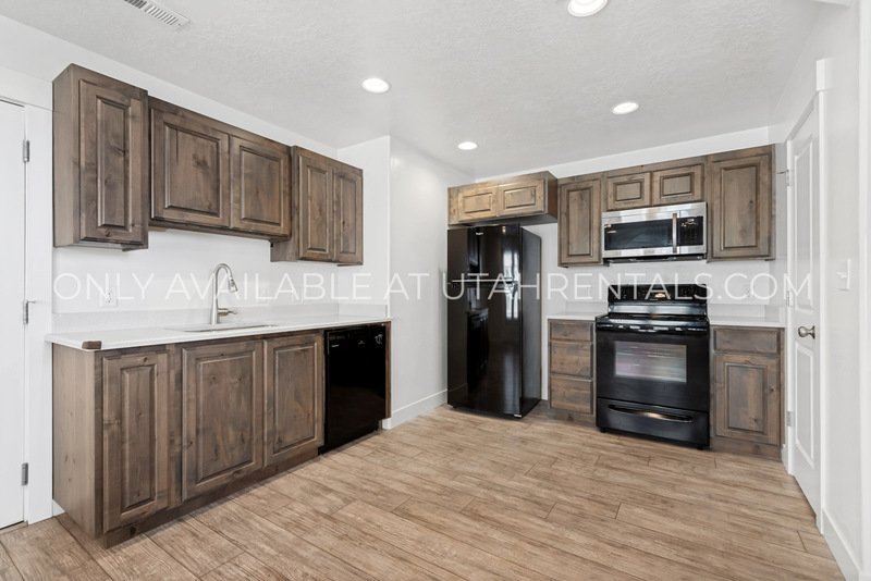 3 Beds | 2.5 Baths | 1,252 Sq Ft | Attached Garage | Spanish Fork, UT property image