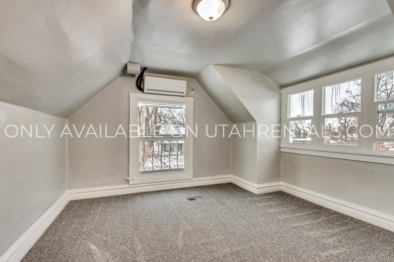 Spacious 3BD/2BA Apartment – Great Ogden Location! property image